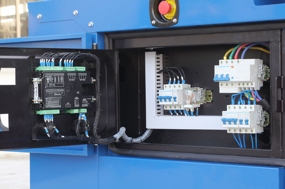 カミンズの良質の交流発電機16KWが付いているオリジナル エンジンによって動力を与えられるディーゼル発電機セット。1500KWに。
